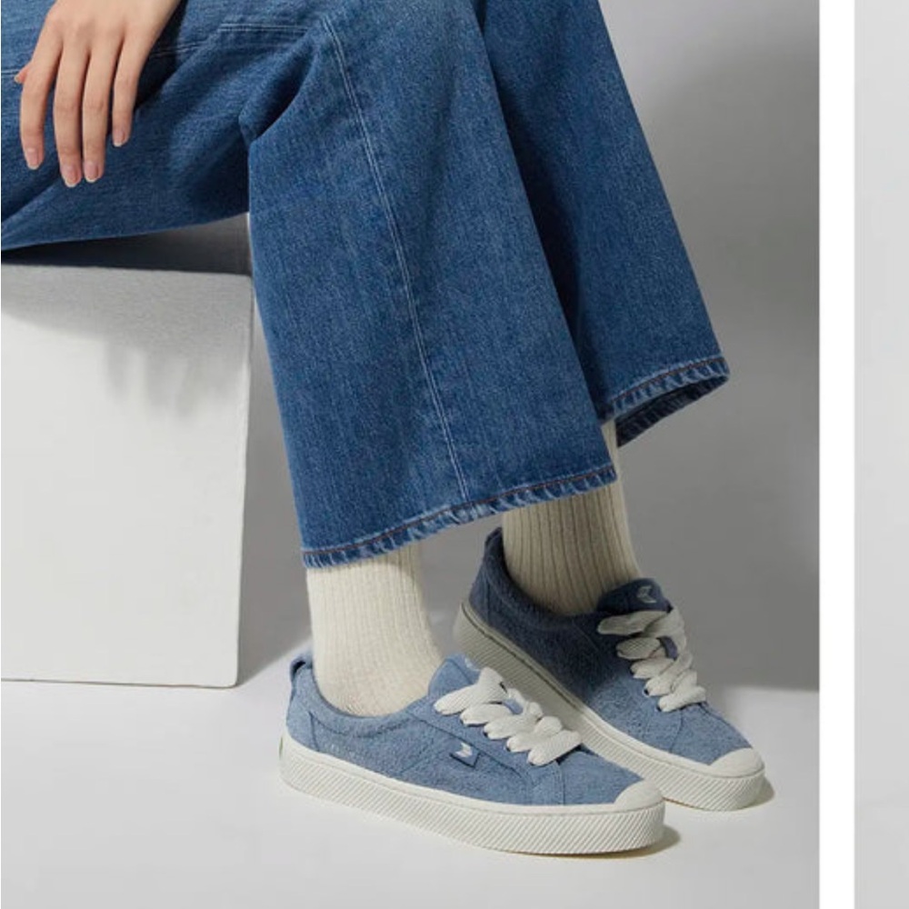 NWT Cariuma Baby Blue Hairy Suede Sneakers size 5.5 OCA Low Top